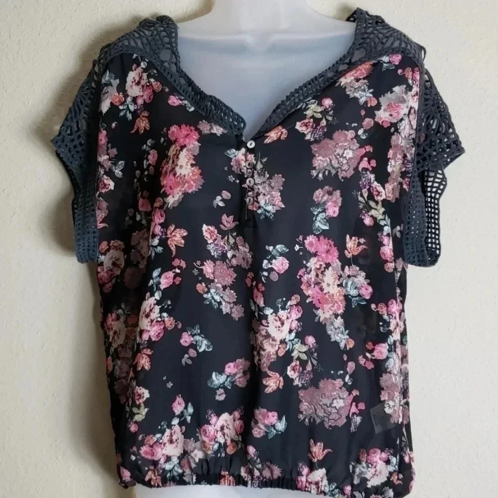 Live 4 Truth | Top  | Size L | Crochet Accent